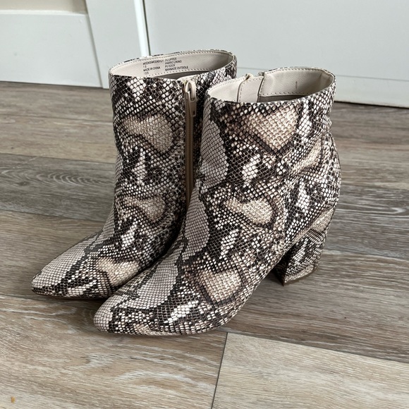 Steve Madden Booties - 7.5 - Picture 3 of 3